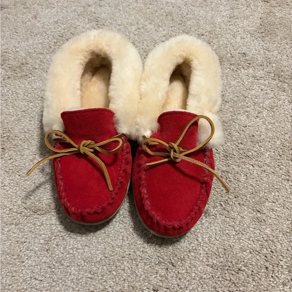 Minnetonka Women's Alpine Sheepskin Moccasin Red Slip On Slippers Suede Size 7 - Picture 4 of 12